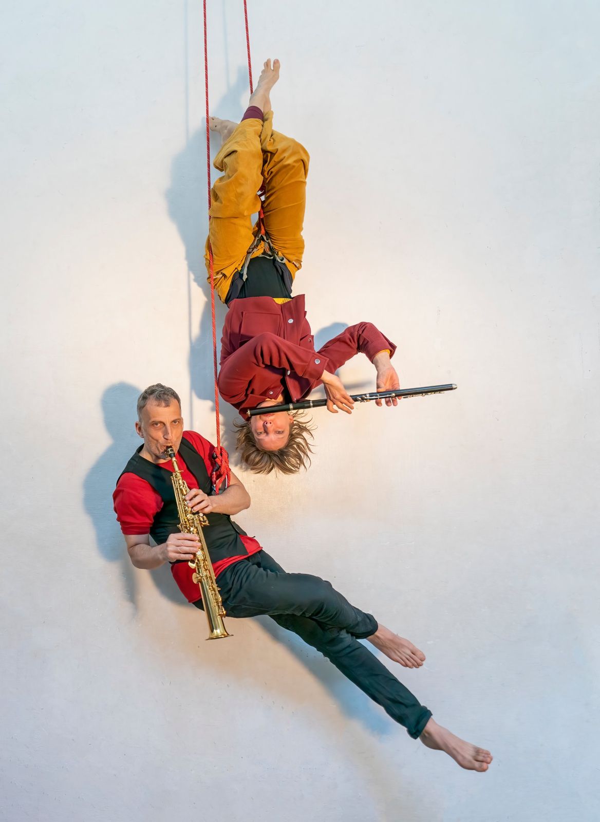 Eco Flight Project – Luca Aza on a vertical rope with flute, a saxophonist beside her